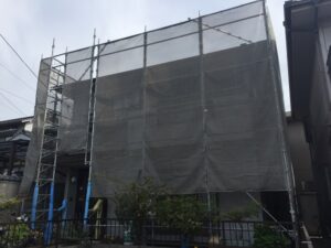 岡山県笠岡市　G様邸　屋根塗装・外壁塗装　施工前の状態　足場組み立て (2)
