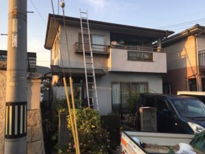 岡山県笠岡市　G様邸　屋根塗装・外壁塗装　施工前の状態　足場組み立て (1)