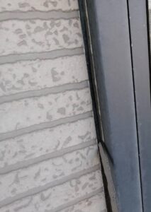 岡山県井原市　H様邸　屋根塗装・外壁塗装　外壁目地サッシのコーキング工事 (3)