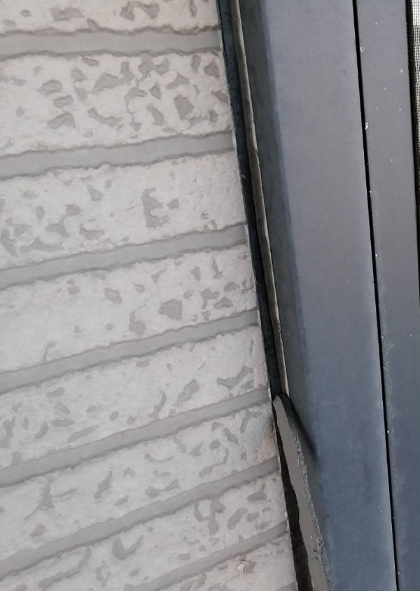 岡山県井原市　H様邸　屋根塗装・外壁塗装　外壁目地サッシのコーキング工事 (3)