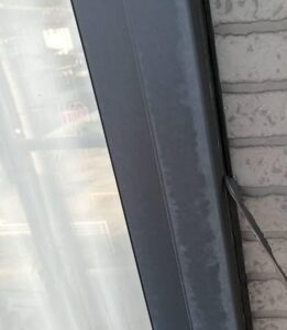岡山県井原市　H様邸　屋根塗装・外壁塗装　外壁目地サッシのコーキング工事 (4)