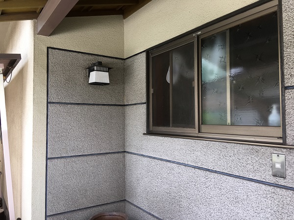 広島県福山市　I様邸　外壁塗装・玄関取り替え工事　施工前の外壁の状態～汚れ、ひび割れ～3