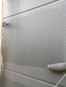 岡山県笠岡市　Y様邸　屋根塗装・外壁塗装　外壁の中塗り～上塗り (2)