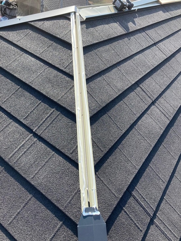 岡山県浅口市　屋根カバー工法(屋根重ね葺き工事)　ジンカリウム鋼板 (1)