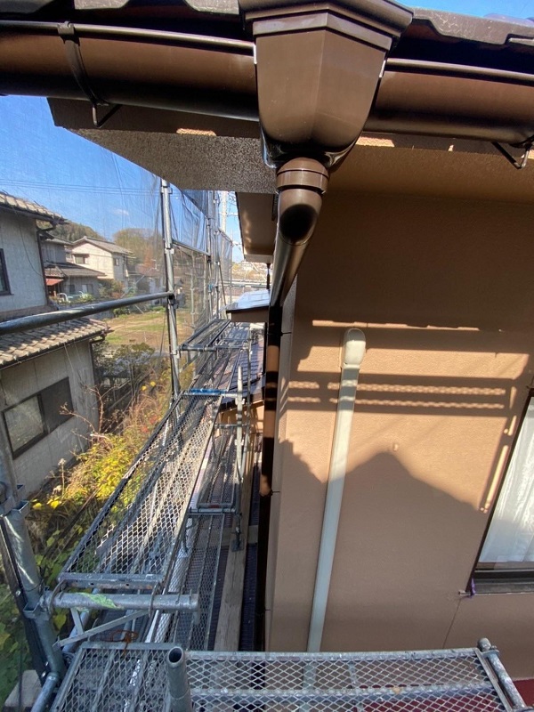 岡山県笠岡市・S様邸　外壁塗装　雨樋と帯板塗装の様子2