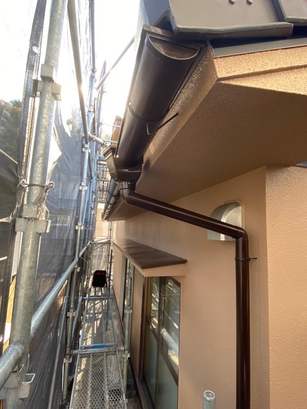 岡山県笠岡市・S様邸　外壁塗装　雨樋と帯板塗装の様子1