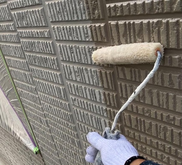 岡山県笠岡市・S様邸　屋根塗装・外壁塗装　窯業系サイディング外壁にシーラーを塗布しました (3)