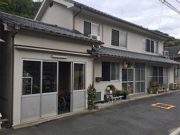 【施工前】岡山県笠岡市・F様邸 | 経年劣化した釉薬瓦(三州瓦)屋根の葺き替え・外壁シリコン塗料塗装・雨樋取替え・玄関取替え工事により外装がキレイになりました！