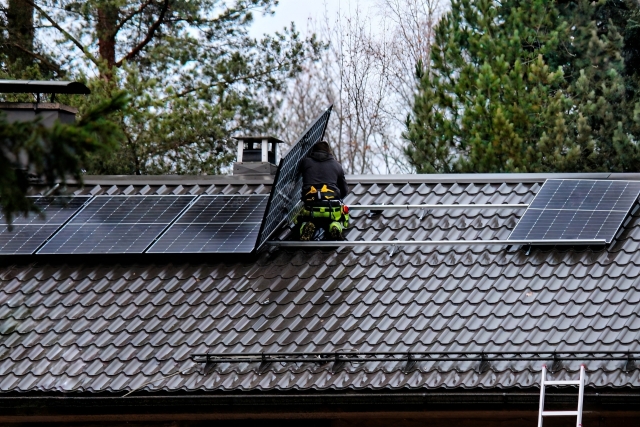 福山市 瓦屋根 ソーラーパネル
