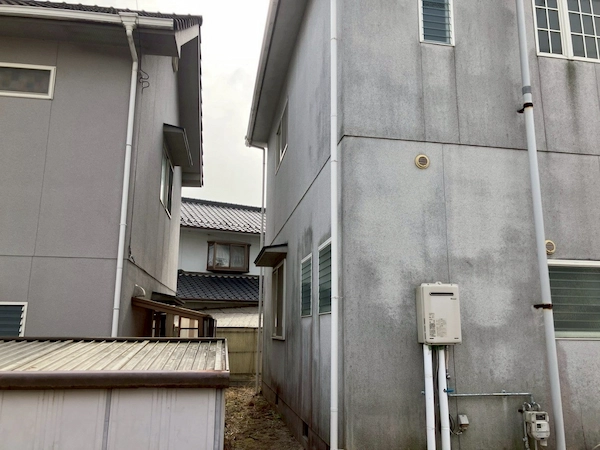 A様邸 外壁 現地調査 建物間